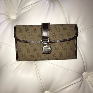 Dooney & Bourke wallet- excellent condition